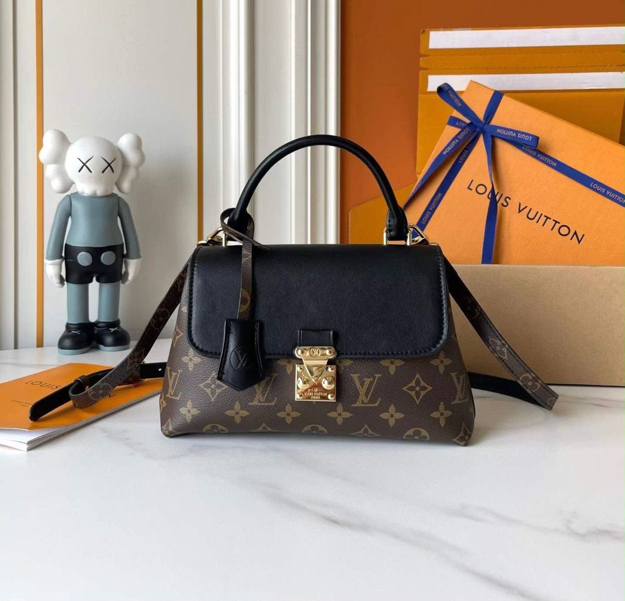 Louis Vuitton Medium photo 6