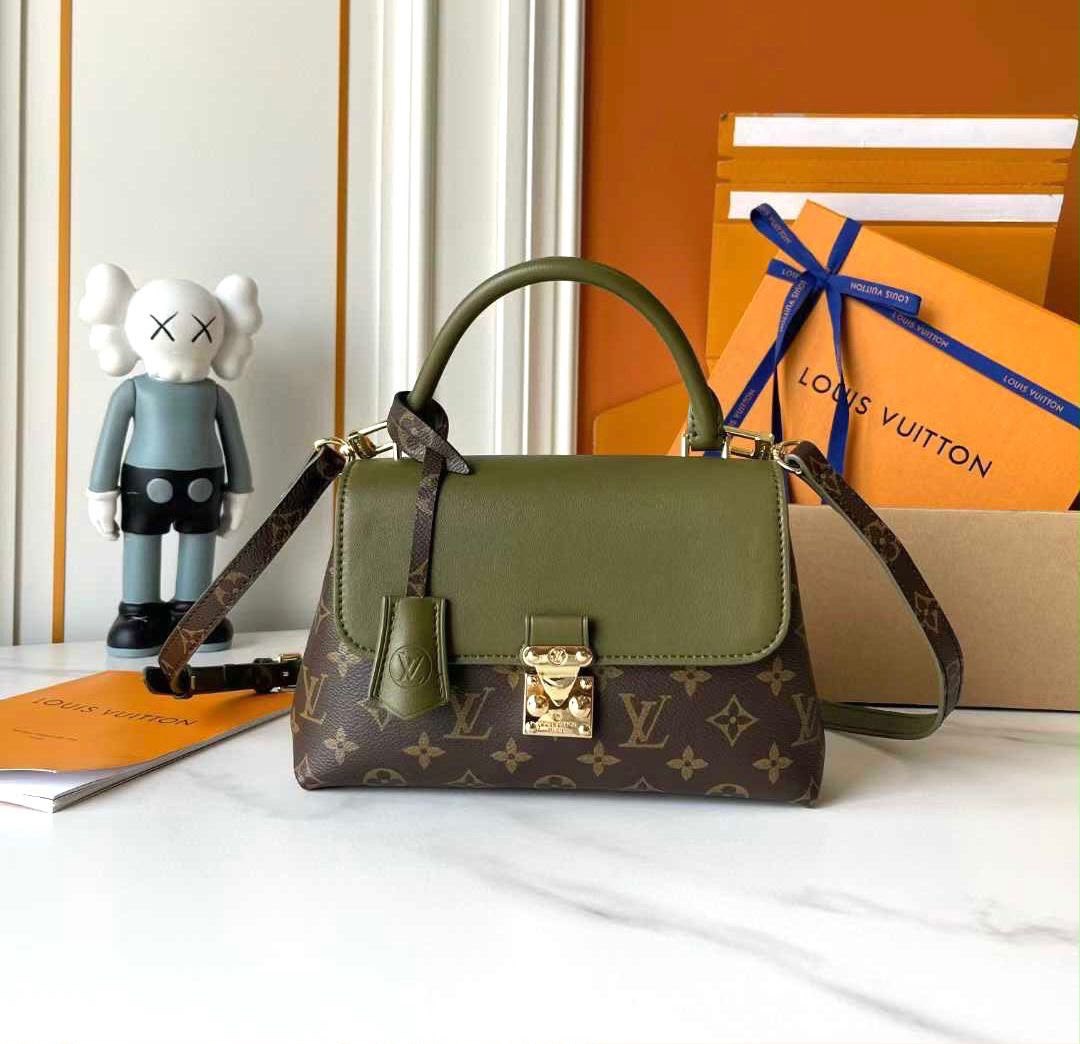 Louis Vuitton Medium photo 4