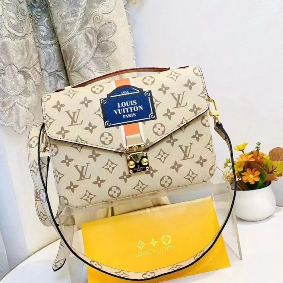 Louis Vuitton Crossbody Bag photo 1