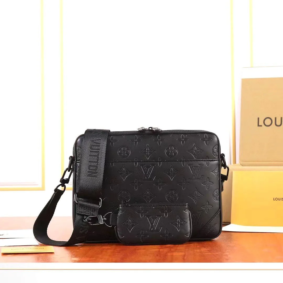 Louis Vuitton District PM messenger bag photo 2