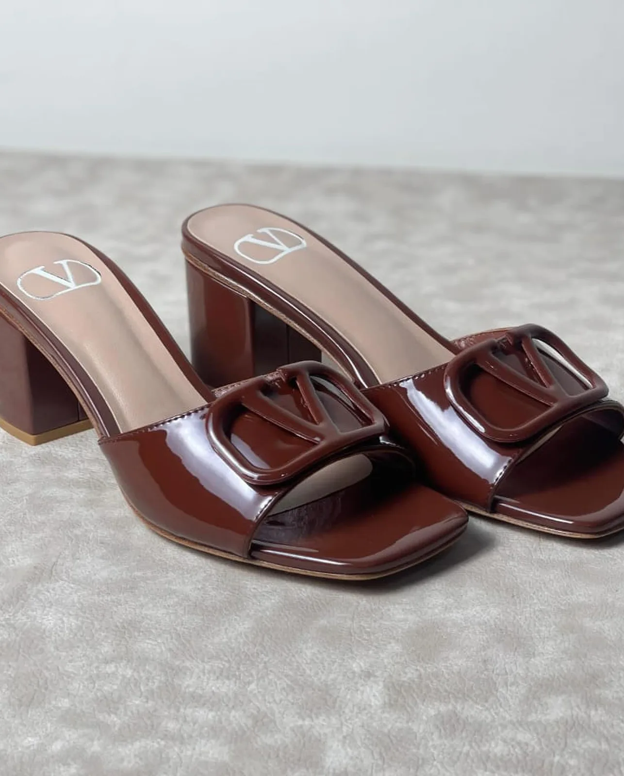 Valentino VLogo Slide photo 1